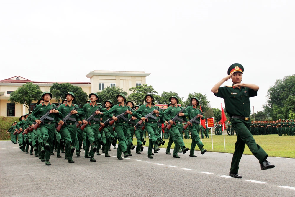 Duyệt đội ngũ tại Lễ tuyên thệ chiến sĩ mới của Trung đoàn 98, Sư đoàn 316, Quân khu 2.